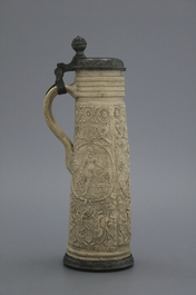 Cruche en gr&egrave;s dit 'schnelle', montures en &eacute;tain, Siegburg, dat&eacute;e 1589