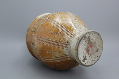 Cruche h&eacute;raldique impressionnant dit 'k&uuml;rfurstenkrug' en gr&egrave;s de Raeren, dat&eacute;e 1609
