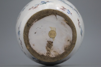 Vase balustre rare en fa&iuml;ence de Bruxelles, dit 'haie floral', 18e
