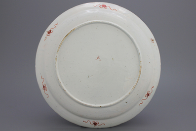 Grote Delftse schotel met chinoiseriedecor in imari kleuren, 18e eeuw