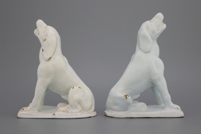 Paire de chiens en fa&iuml;ence blanc de Bruxelles, 18e