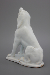Paire de chiens en fa&iuml;ence blanc de Bruxelles, 18e
