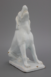 Paire de chiens en fa&iuml;ence blanc de Bruxelles, 18e
