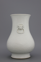 Vase hu en blanc de Chine &agrave; d&eacute;cor anhua, 18e-19e
