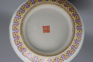 Grote flesvormige Tian qiu ping flesvormige vaas in Chinees porselein, famille rose, Republiek, 20e eeuw