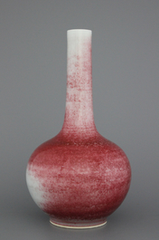 Vase de forme bouteille en porcelaine chinoise, gla&ccedil;ure 'peach bloom', marqu&eacute; Kangxi mais probablement plus tard