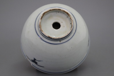 Un bol &agrave; eau chaude rare en bleu et blanc, fin Ming, 16e-17e 