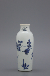 Vase rouleau en porcelaine de chine bleu et blanc, dynastie Ming