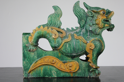 Groot paar daktegels in sancai-glazuur, vermoedelijk Mingdynastie