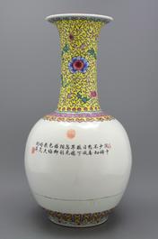 Grote flesvormige Tian qiu ping flesvormige vaas in Chinees porselein, famille rose, Republiek, 20e eeuw