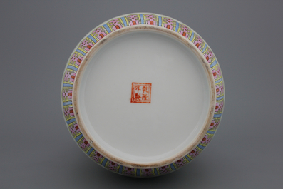 Paire de vases en porcelaine chinoise, famille rose, R&eacute;publique, 20e