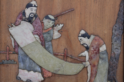 Paire de panneaux chinois en bois, d&eacute;cor&eacute; aux pierres de savon, env. 1900