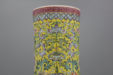 Important vase chinois de forme bouteille Tian qiu ping, famille rose, 19e