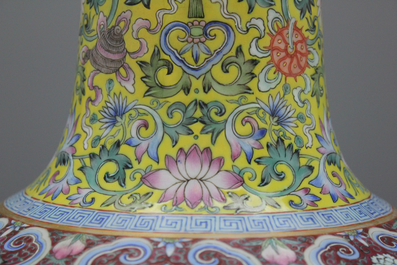 Important vase chinois de forme bouteille Tian qiu ping, famille rose, 19e