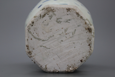 Vase chinois de la cargaison 'Hatcher' &agrave; d&eacute;cor de fleurs, p&eacute;riode Transition, 17e