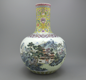 Important vase chinois de forme bouteille Tian qiu ping, famille rose, 19e
