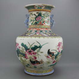 Important vase de forme hu aux canards en porcelaine de Chine, famille rose, 19e