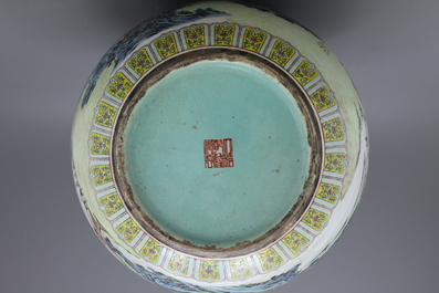 Important vase chinois de forme bouteille Tian qiu ping, famille rose, 19e
