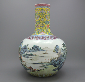 Important vase chinois de forme bouteille Tian qiu ping, famille rose, 19e