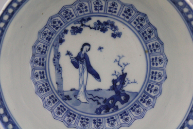 A fine Chinese porcelain blue and white bowl, 19th C.