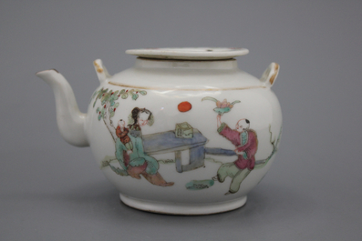 Th&eacute;i&egrave;re en porcealine chinoise, famille rose, 19e