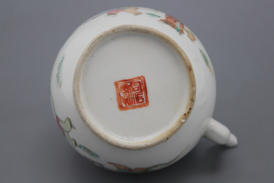 Th&eacute;i&egrave;re en porcealine chinoise, famille rose, 19e