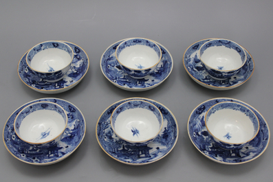 Lot van 6 blauw en witte kopjes met onderbordjes, 18e-19e eeuw.