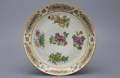 Plat rare chinois pour le march&eacute; persan, Canton, 19e