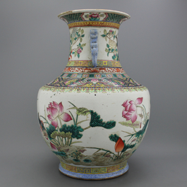 Important vase de forme hu aux canards en porcelaine de Chine, famille rose, 19e