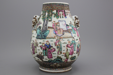 Prachtige Hu vaas in Chinees porselein met oren in de vorm van een olifant, famille rose, 19e eeuw