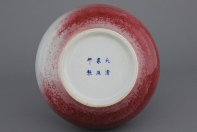 Vase de forme bouteille en porcelaine chinoise, gla&ccedil;ure 'peach bloom', marqu&eacute; Kangxi mais probablement plus tard