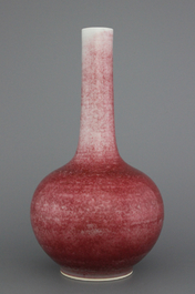 Vase de forme bouteille en porcelaine chinoise, gla&ccedil;ure 'peach bloom', marqu&eacute; Kangxi mais probablement plus tard