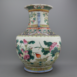 Important vase de forme hu aux canards en porcelaine de Chine, famille rose, 19e