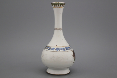 Vase de forme bouteille en porcelaine de chine, 19e-20e