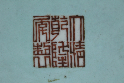Important vase chinois de forme bouteille Tian qiu ping, famille rose, 19e