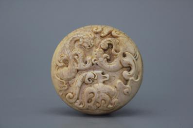 Bo&icirc;te &agrave; encre en ivoire sculpt&eacute;, Chine, 18/19e