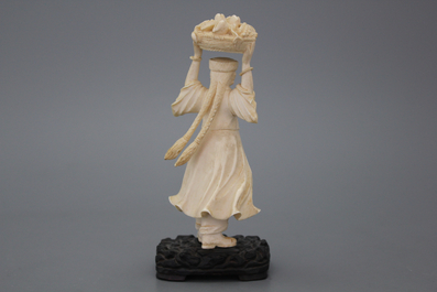 Une fille en ivoire sculpt&eacute; chinois, R&eacute;volution Culturelle, 20e