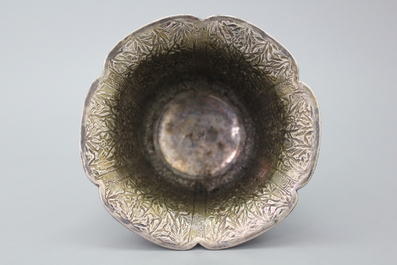 Une paire de vases en argent, Singapour ou Cambodge, vers 1900