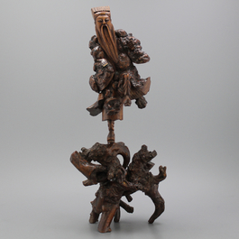 Une paire de figures d'immortels en bois de racine, 19e
