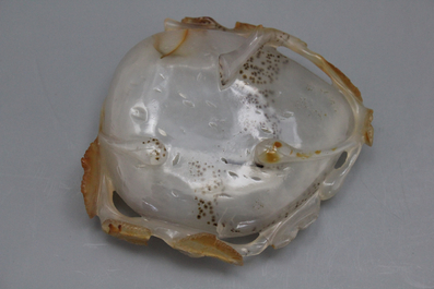 A Chinese agate carved brushwasher, 19/20th C.