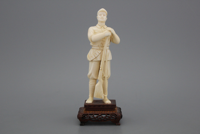 Figure en ivoire d'un soldat  avec fusille, R&eacute;volution Culturelle, 20e