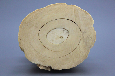 Exceptionnel vase ou pot &agrave; pinceaux en ivoire sculpt&eacute;, 18/19e