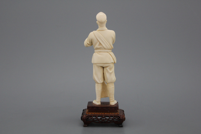 Figure en ivoire d'un soldat  avec fusille, R&eacute;volution Culturelle, 20e