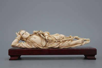 Sculpture en ivoire, Chine, d'une dame allong&eacute;e, 20e