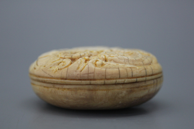 Bo&icirc;te &agrave; encre en ivoire sculpt&eacute;, Chine, 18/19e