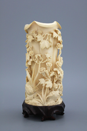 Exceptionnel vase ou pot &agrave; pinceaux en ivoire sculpt&eacute;, 18/19e