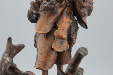 Une paire de figures d'immortels en bois de racine, 19e
