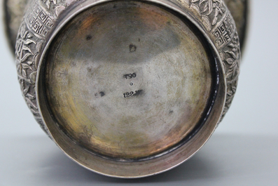 Une paire de vases en argent, Singapour ou Cambodge, vers 1900