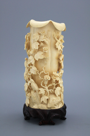 Exceptionnel vase ou pot &agrave; pinceaux en ivoire sculpt&eacute;, 18/19e