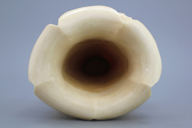 Exceptionnel vase ou pot &agrave; pinceaux en ivoire sculpt&eacute;, 18/19e